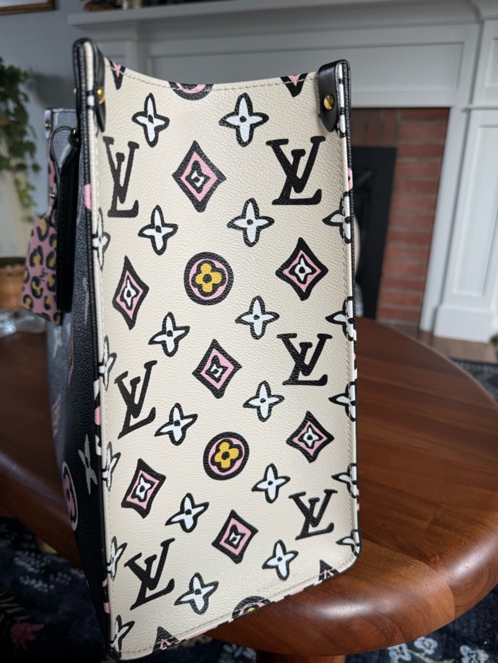 Louis Vuitton OnTheGo OTG Tote Wild at Heart
Monogram Giant GM - Picture 3 of 8